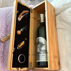 NEW Elegant Wine Box Includes 4 Tools